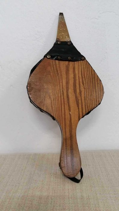 Дървено духало за камина с кожени и метални елементи.