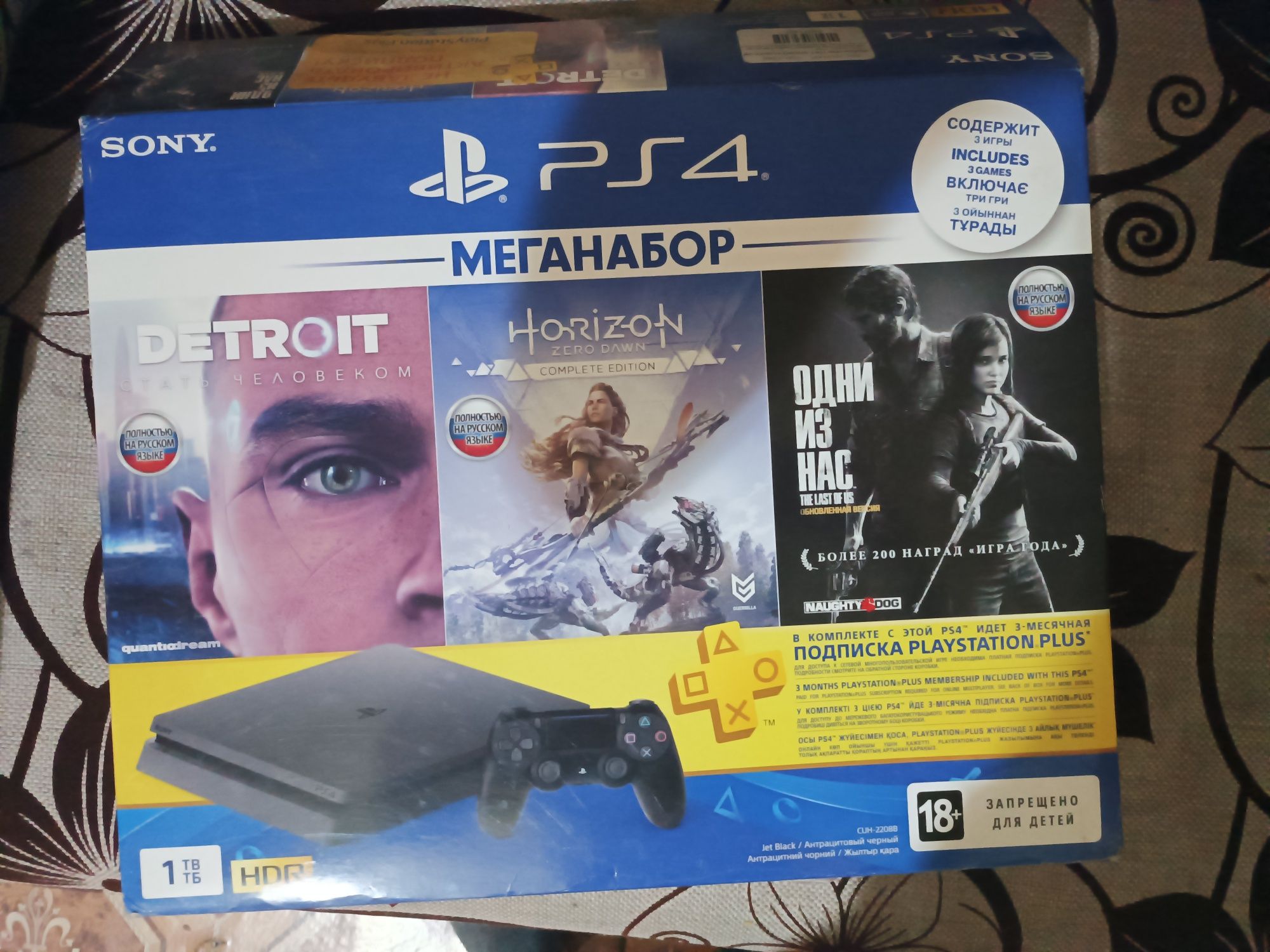 Продается PS4 в комплекте 2 джойстика и диски