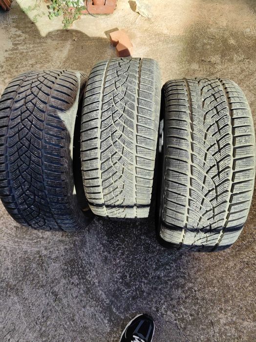 Продавам 3 гуми зимни Goodyear Ultragrip 225/40/R18