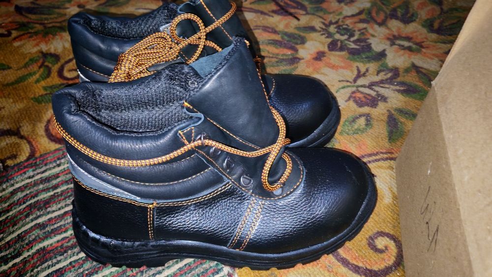 Продам рабочие сапоги , ботинки, нижние белье