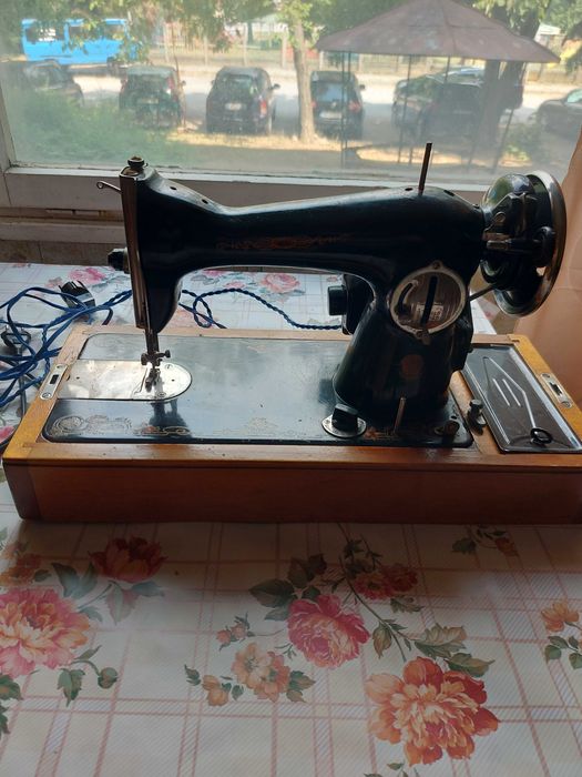 Стара руска антикварна шевна машина