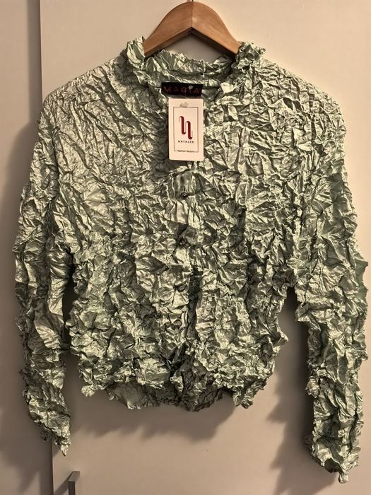 Bluză verde creponată cu nasturi bijuterie