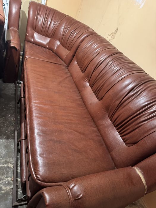 Canapea maro cu colt.