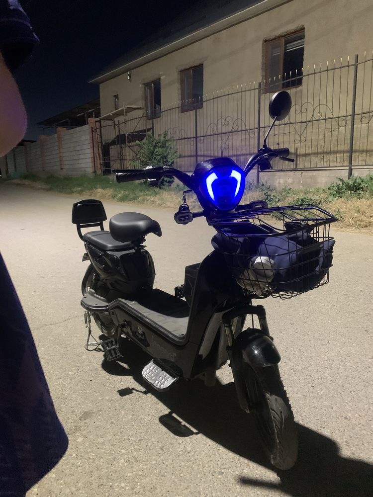 Скутер жүріп тұр зор барі бәрі істеп тұр