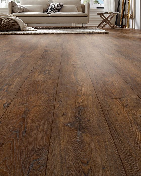 Предлагам поставяне на ламинат.