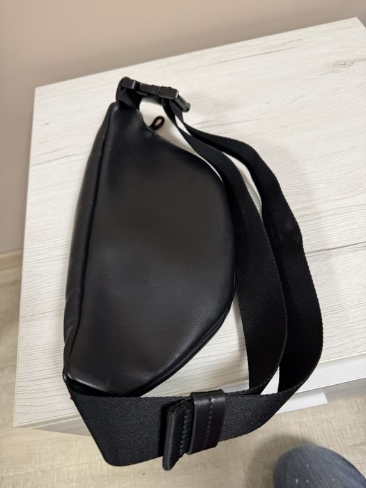 Кожена чанта HUGO тип банан