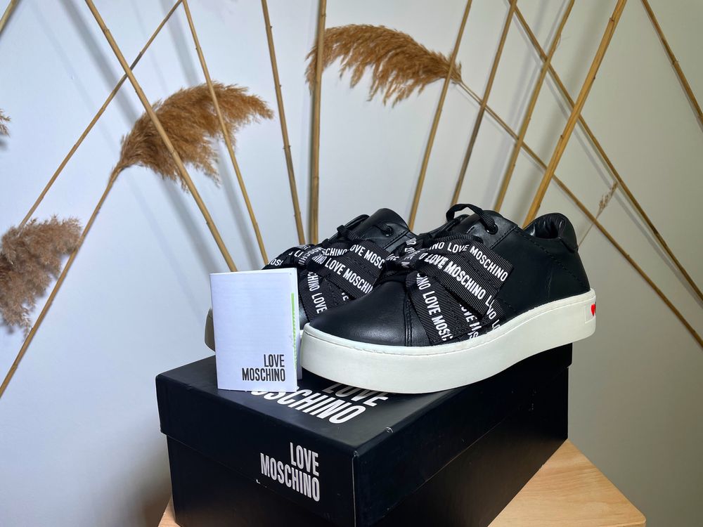 Adidași Love Moschino