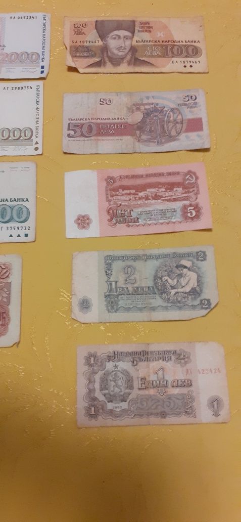 Стари монети и банкноти от миналия век.