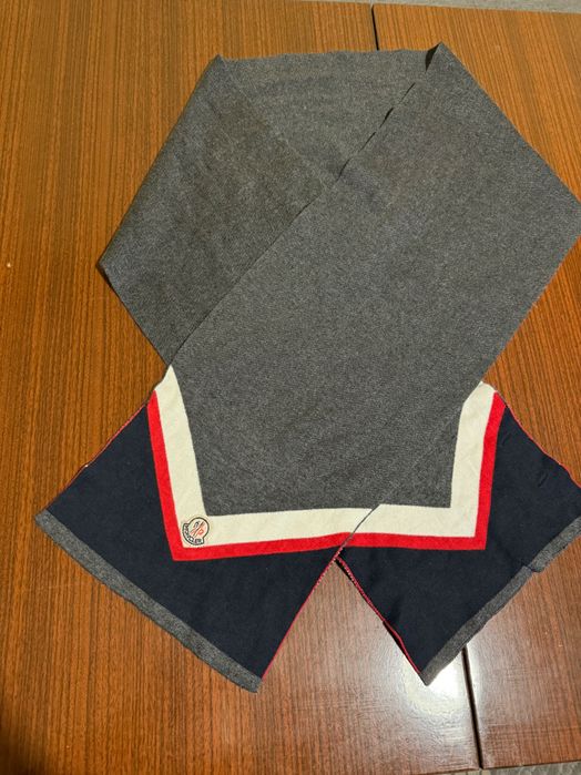 Шал Moncler.          K