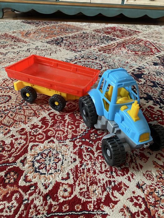 Трактор с прицепом большой