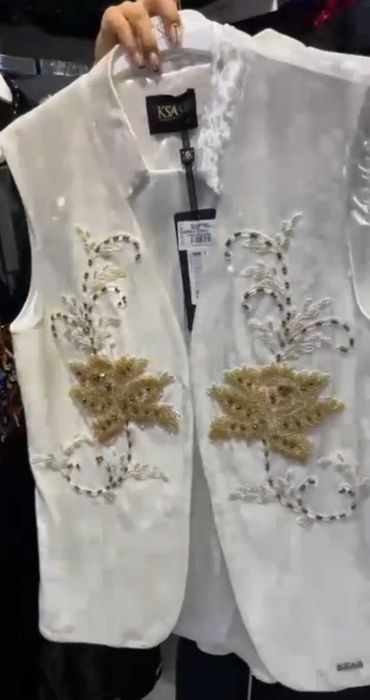 Стильный жилетка из королевского велюра