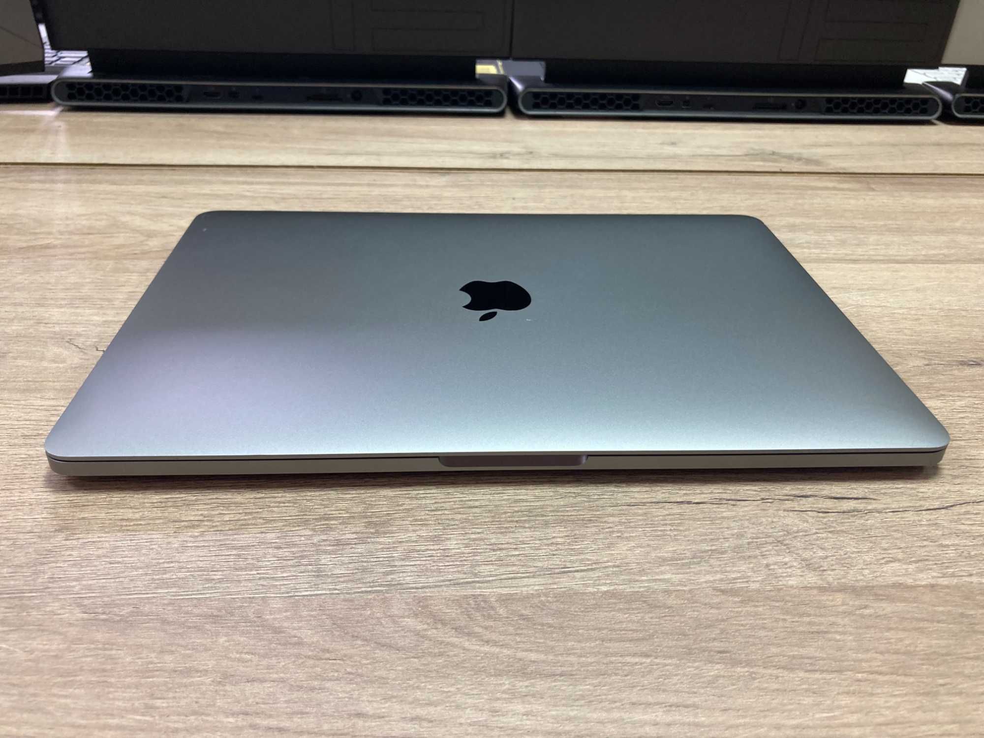 Лаптоп Apple Macbook PRO 13 2018 I7 16GB 256GB SSD с гаранция A1989