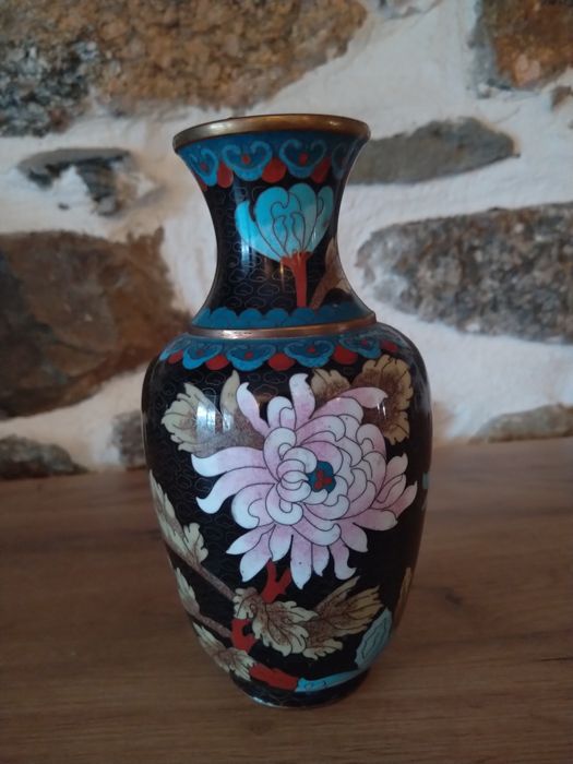 Продавам антикварна ваза бронз месинг клетъчен емайл