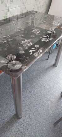Стеклянный стол на кухню