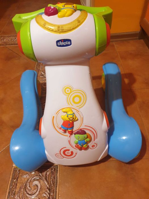 Музикална бебешка проходилка буталка Chicco с ергономично регулиране