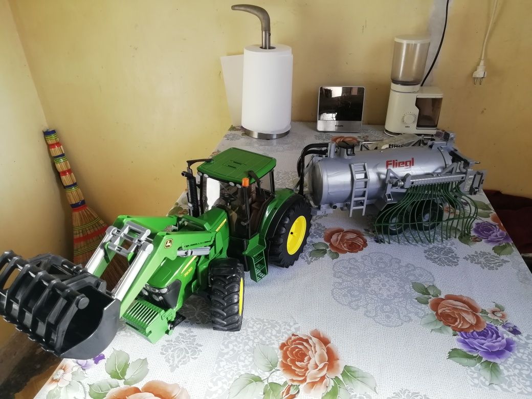 Macheta ansamblu Tractor cu cisterna de stropire "John Deere"