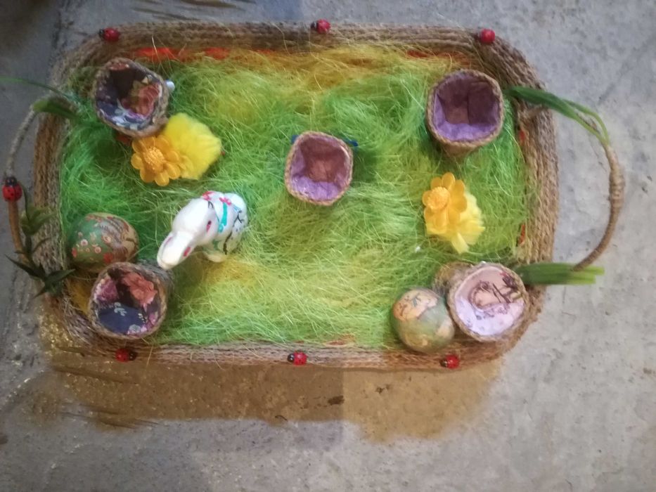 Продавам Великденска кошничка с поставки за яйчицата