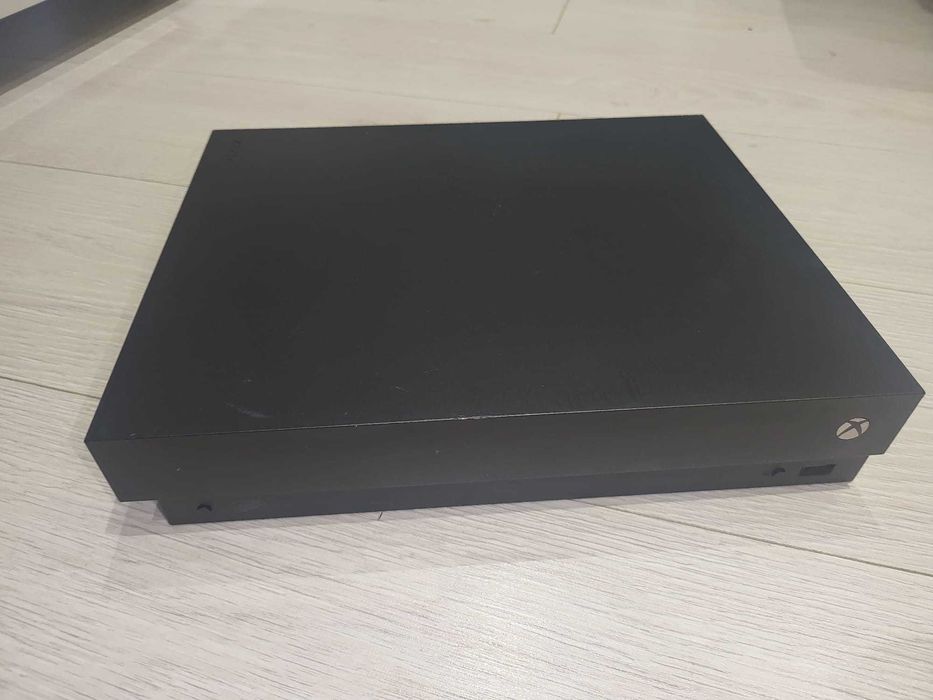 Vand 2 Xbox-uri (ONE si ONE X)