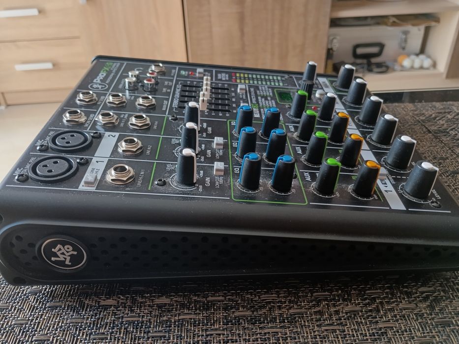 Продавам mixer mackie pro fx4