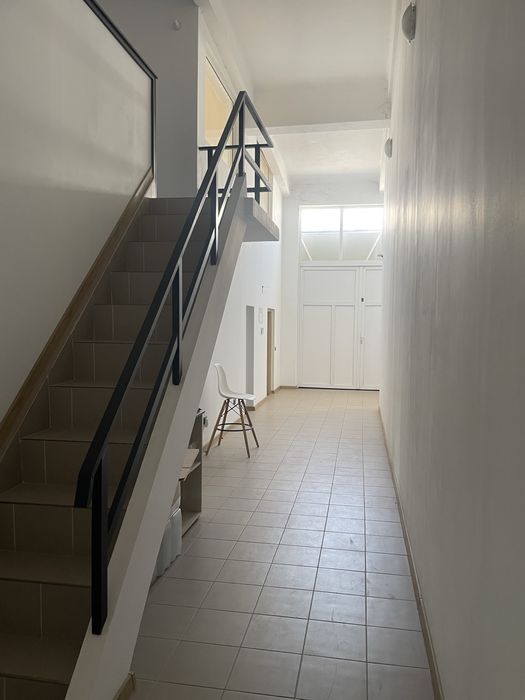 Inchiriez,Hala 325 mp, apa, canal, aer conditionat, bai cu dusuri.