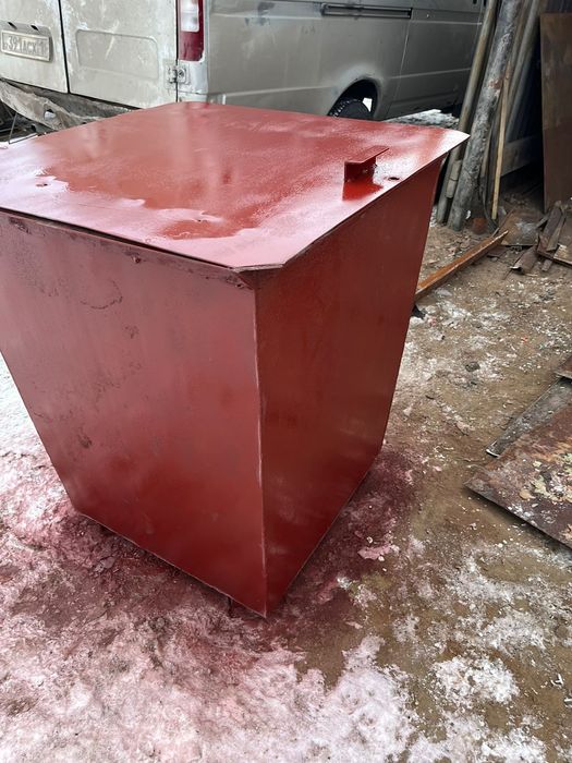 Мусорный бак с нового метала