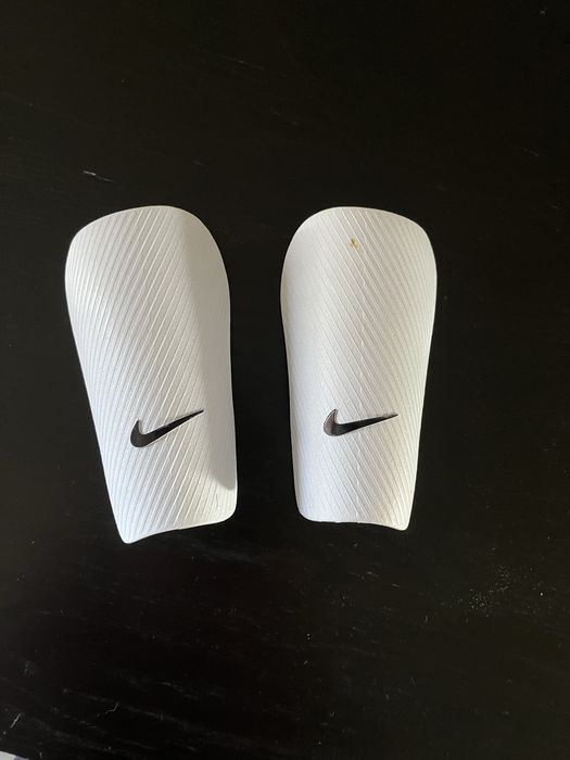 Продам щитки nike