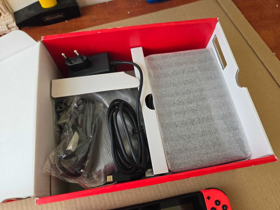 Nintendo Switch + 128гб карта памет + чип и всички аксесоари