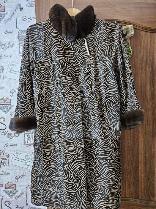 Шикарный тигровый плащ из телячей кожи и с норковыми вставками
