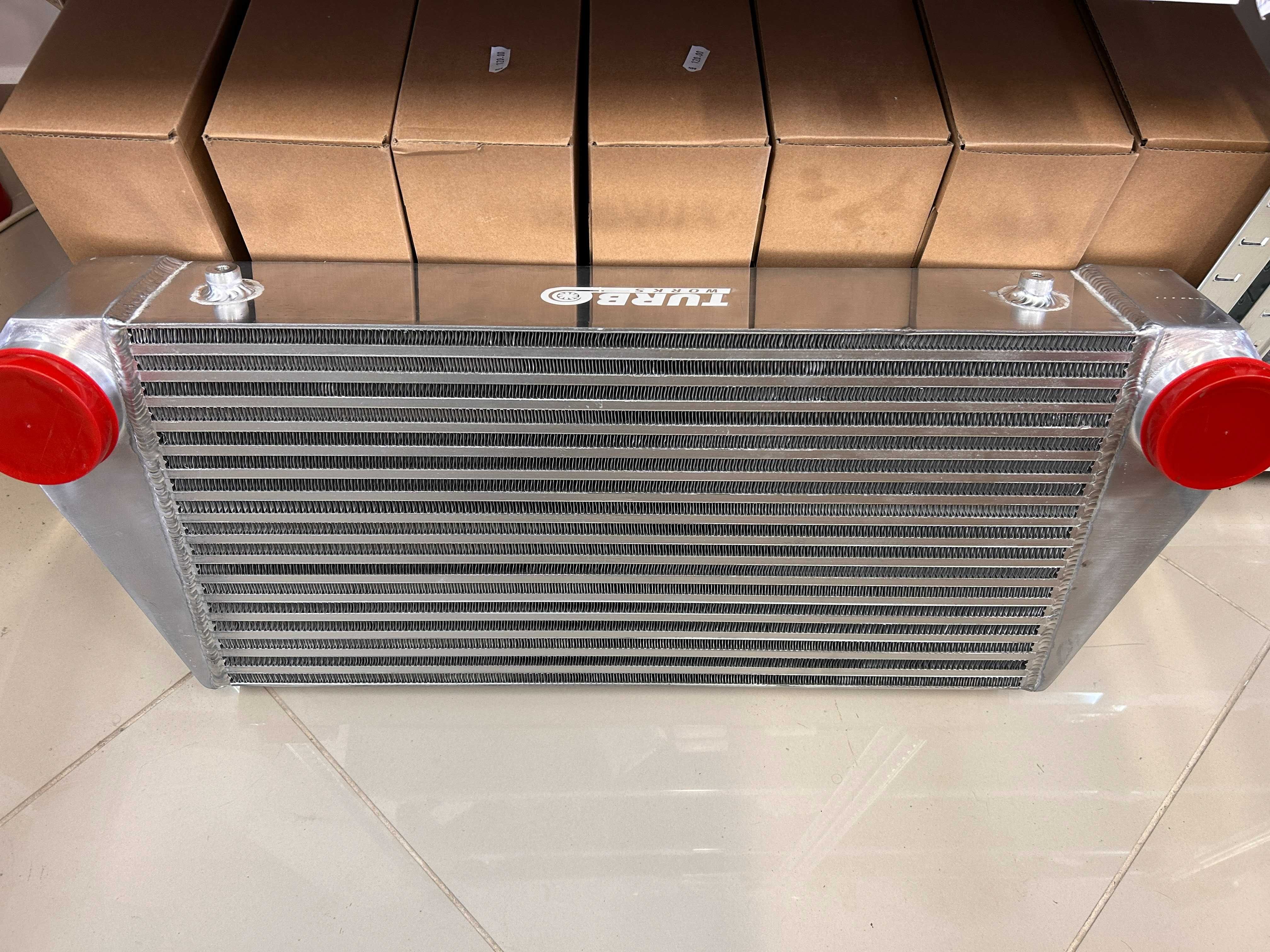 TurboWorks универсален интеркулер Intercooler 600x300x102, обърнат