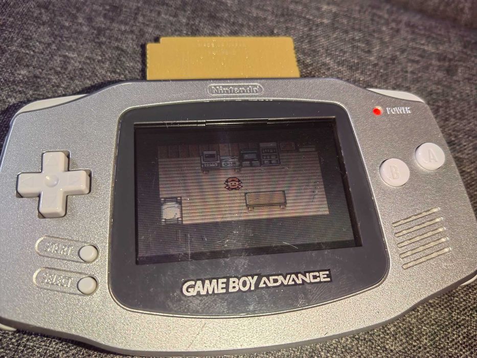 Nintendo Game Boy Advance + Pokemon Gold version original (rar)