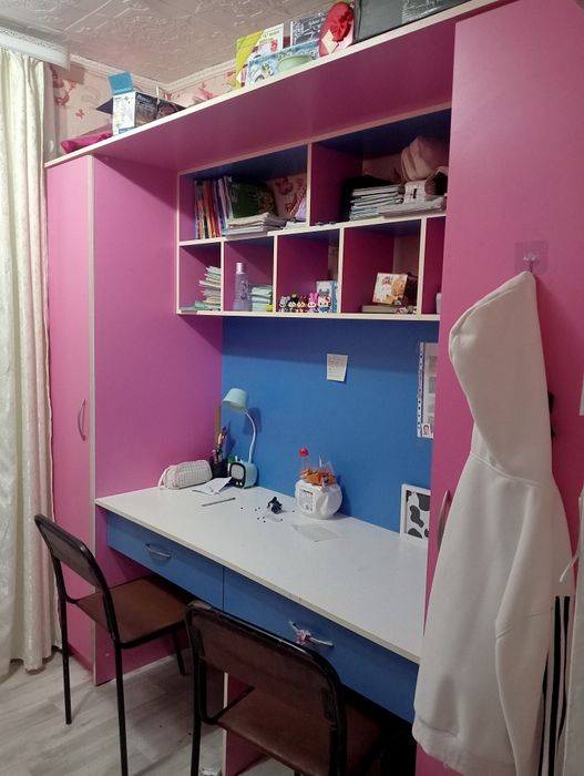 2 грустная кровать, стол со шкавчиками