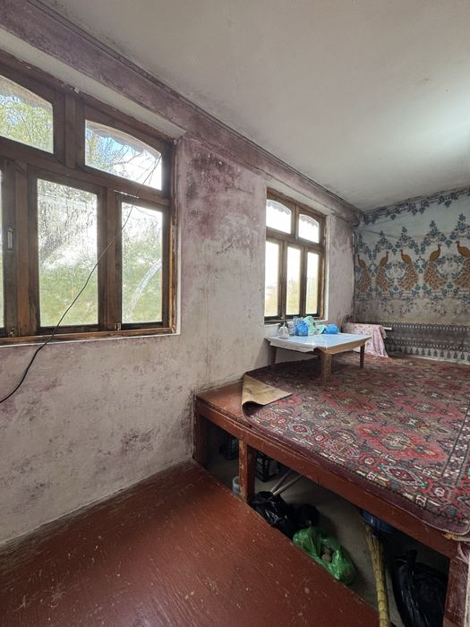 Срочно прадается 2/х ком квартира 10/мек район карвон базар без ремонт