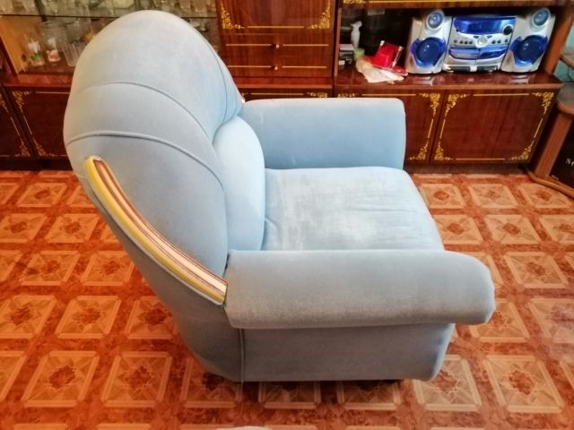 Продам мягкий уголок, диван и два кресла. В идеальном состоянии.
