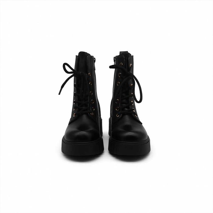 Дамски черни боти от еко кожа със златист акцент и масивна подметка