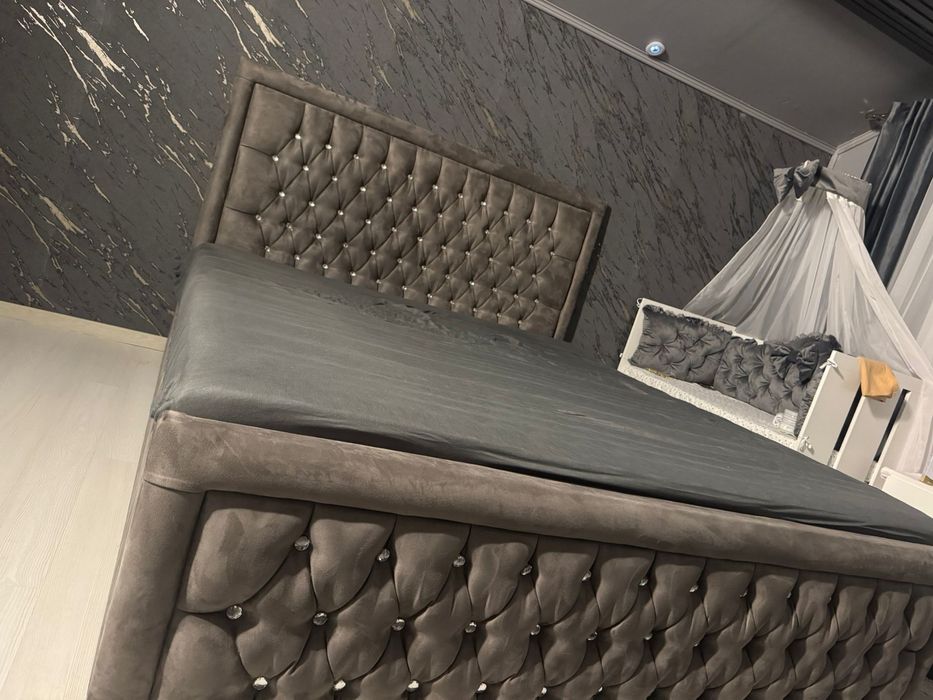 Vand pat tapitat cu saltea inclusa