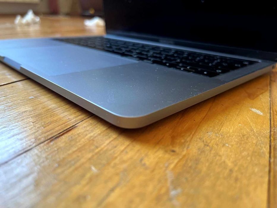 Продавам Macbook Pro a2159 13" с неработещ touch bar