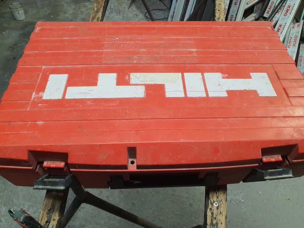 Bormasina HILTI cu acumulator și încărcător. Full box. Preț fix