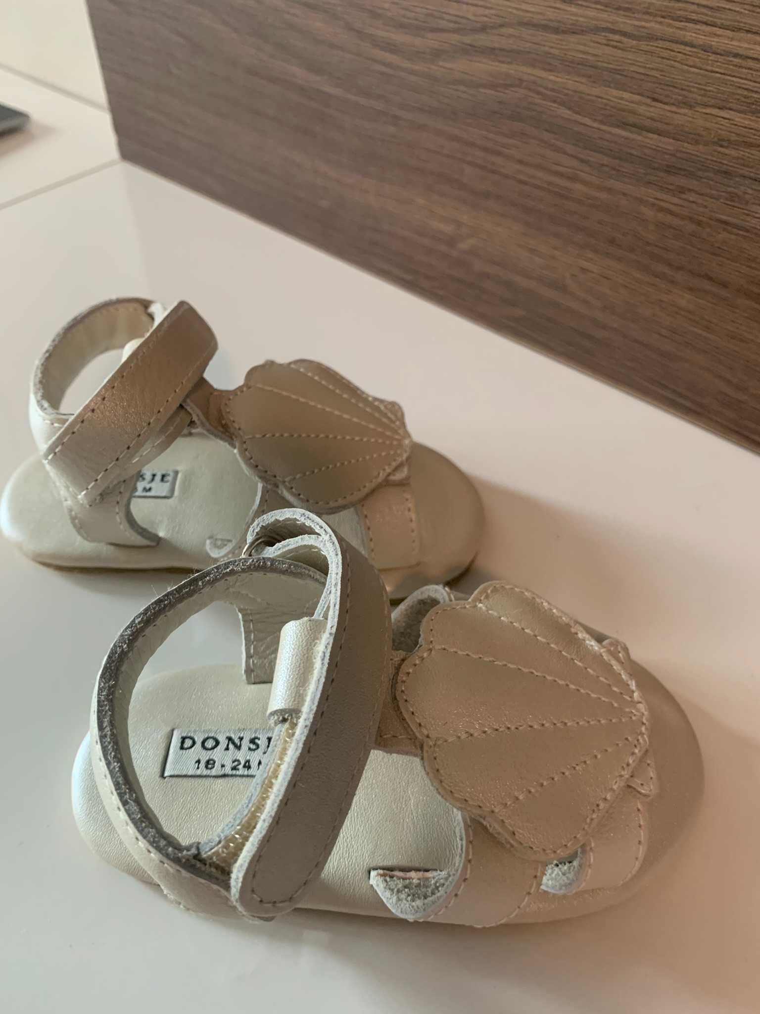Donsje Amsterdam нови, оригинални бели бебешки сандали размер 20-21