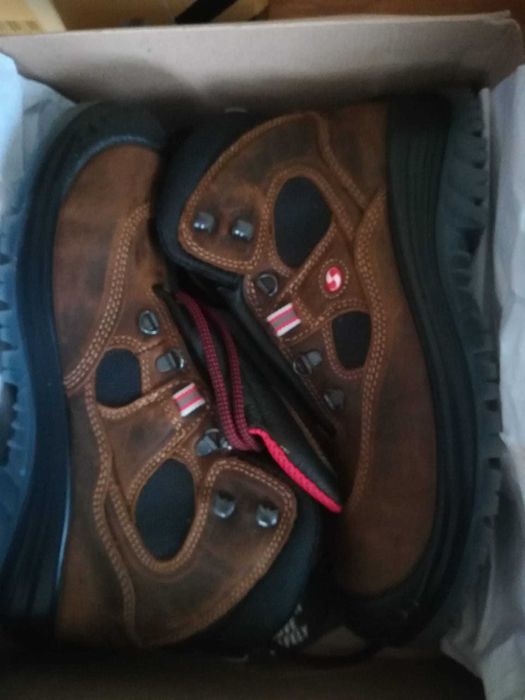 Incaltaminte cu protectie metalica