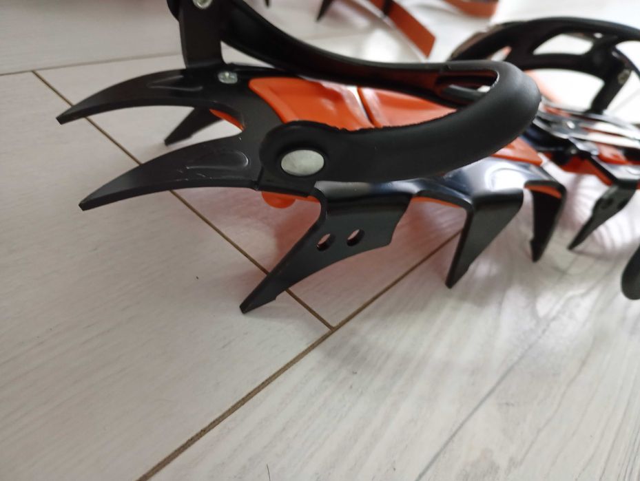 Colțari cu 12 vârfuri pentru drumeții montane