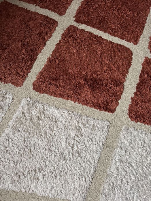 Ковёр с современным узором . Мягкий.