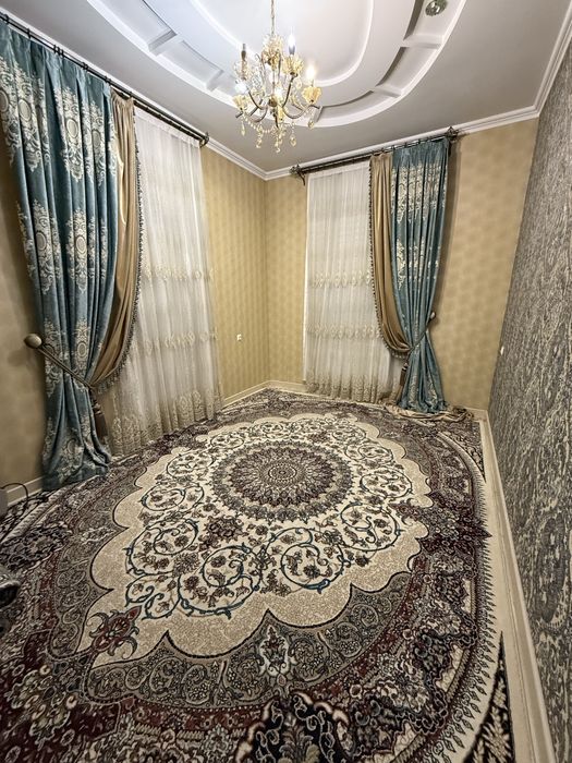 4 sotok, 238 kv yashash maydoni. 40 Let massivda o’z uyimiz sotiladi.