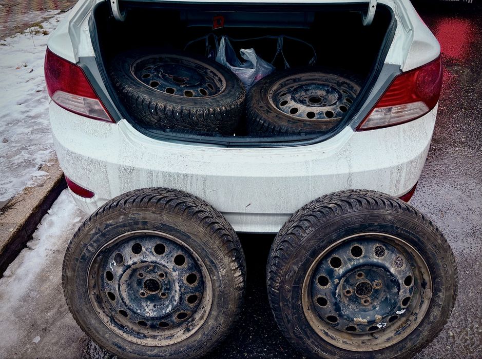 Продам шипованные шины на штампованных дисках