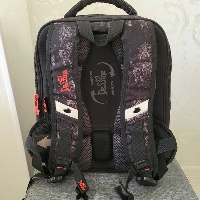 Продается ранец "De Lune" в отличном состоянии