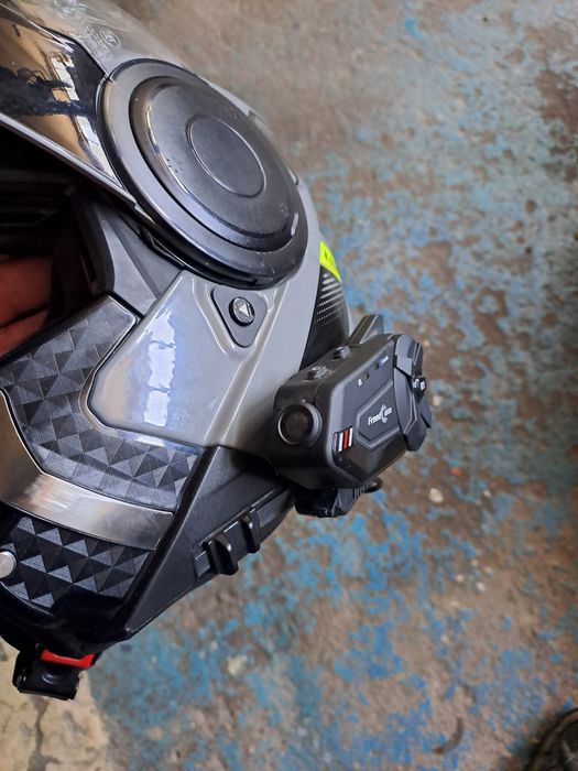 Хендсфри разговорно устройство  между  приятели с мотори