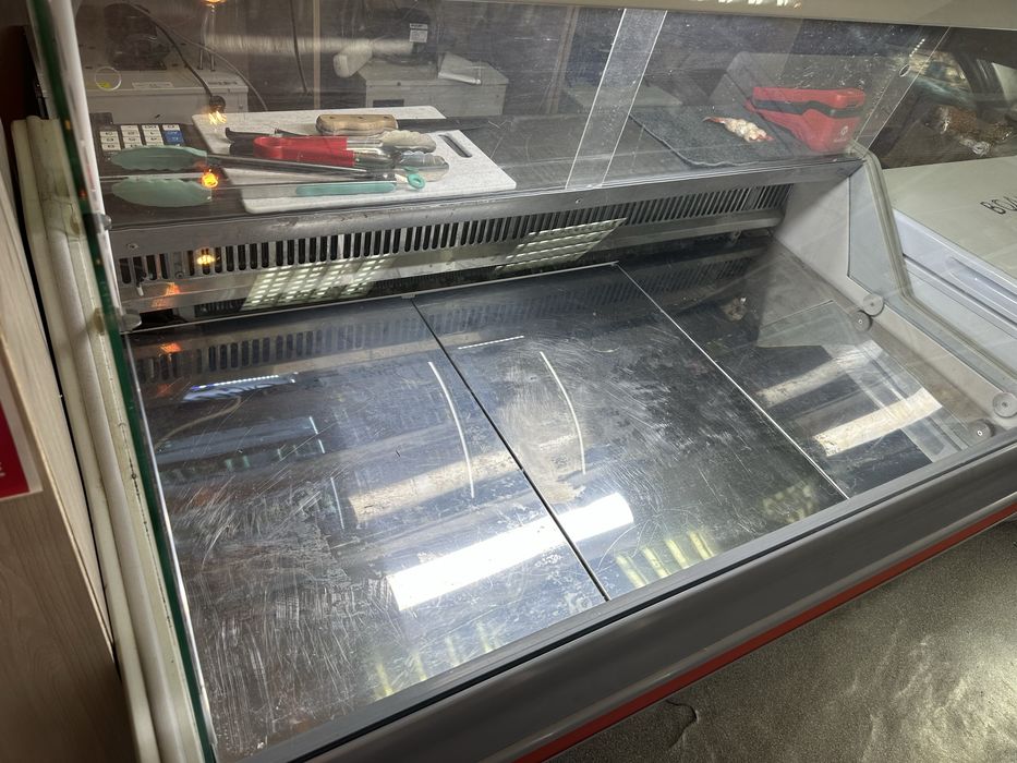 Продам горизонтальный ветринный холодильник