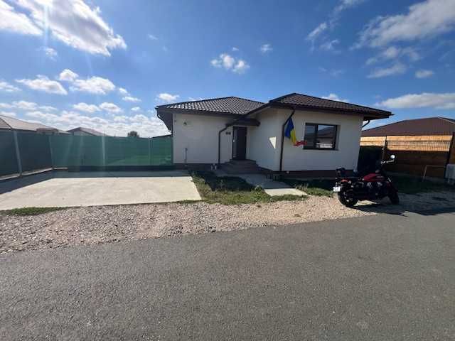 Casa individuala, 4 cam, 2 bai,2 locuri parcare,curte 700 mp,Balotesti