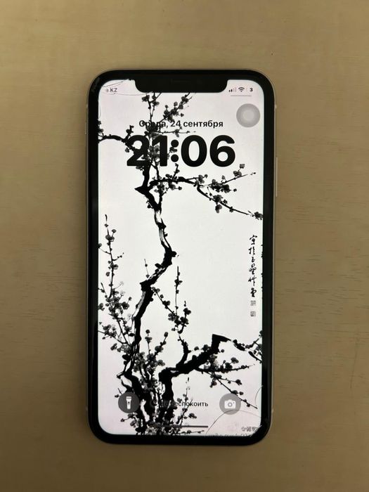 Айфоны 11 и 13 .