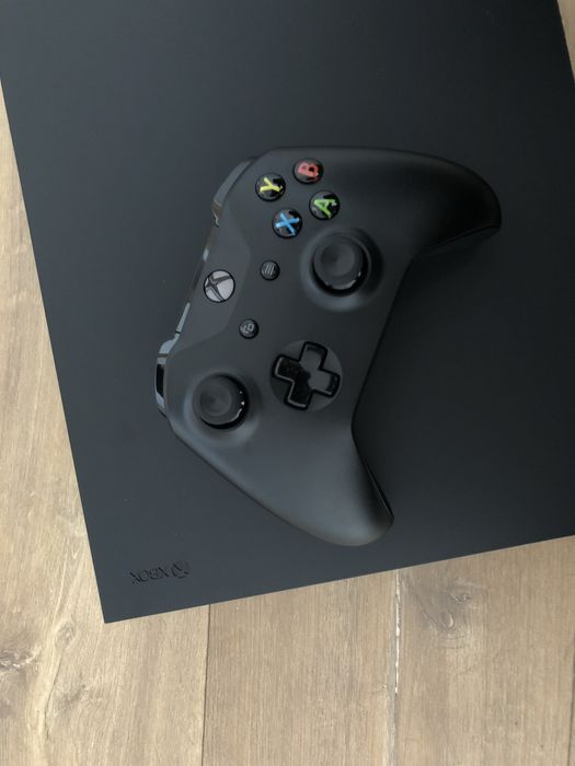 Xbox One X - 1TB + 2 Controlere
