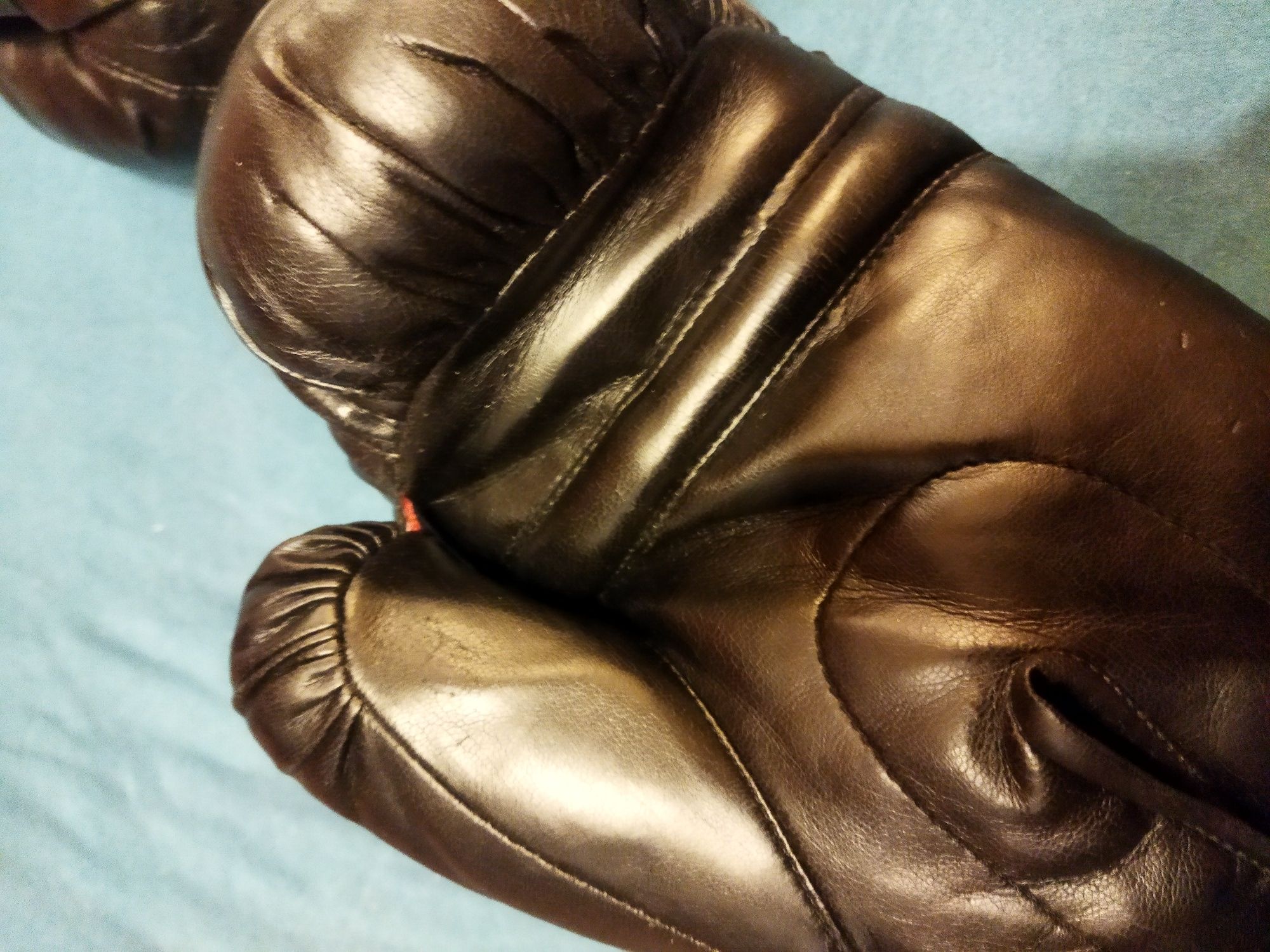 Боксерские перчатки, новые